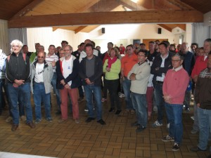Les régatiers applaaudissent les discours en attendant la publication du palmarès