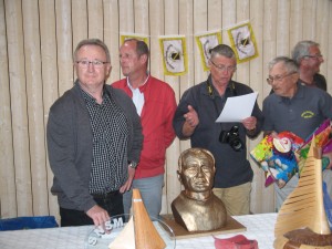 Dominique Leray reçoit le trophée "Tabarly" des mains d'Hervé Godefroy